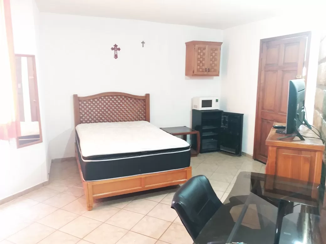 Rento cuarto amueblado par