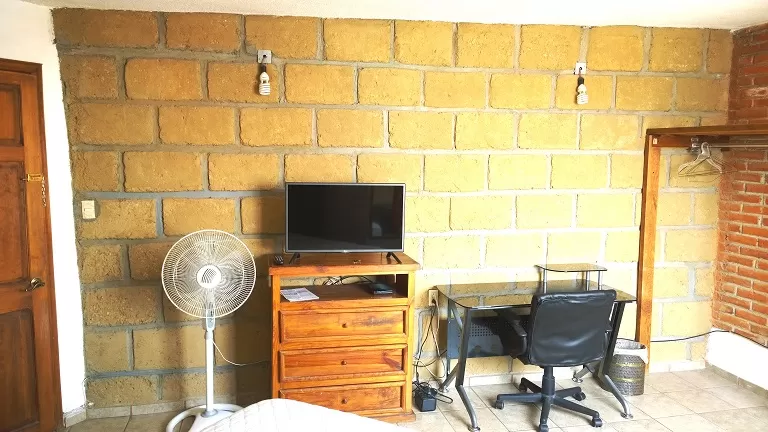 Rento cuarto amueblado par