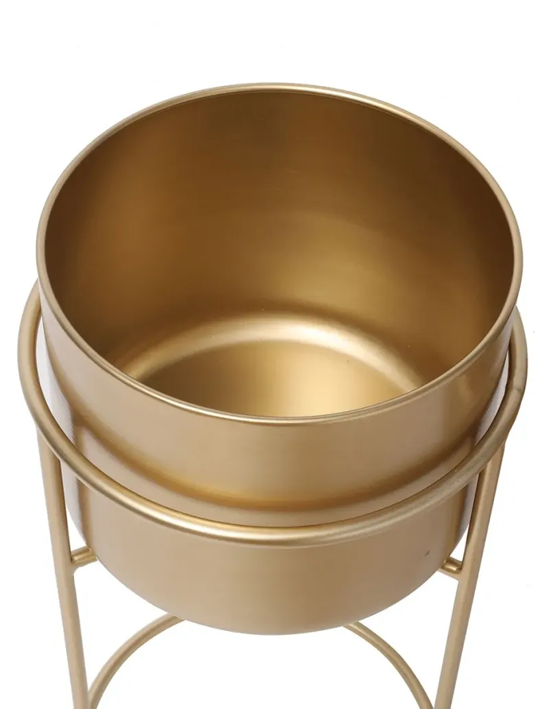 Maceta con base de metal con sistema automático de riego